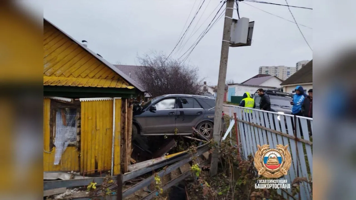 Житель Башкирии в пьяном угаре врезался на иномарке в жилой дом. Фото © Telegram / Госавтоинспекция Башкортостана