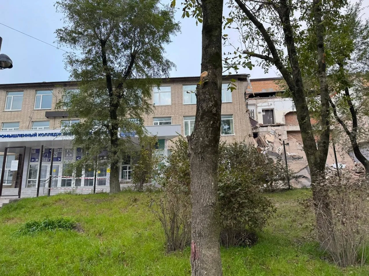 Обрушение колледжа по Владивостоке. Фото © Telegram / Следком Приморья