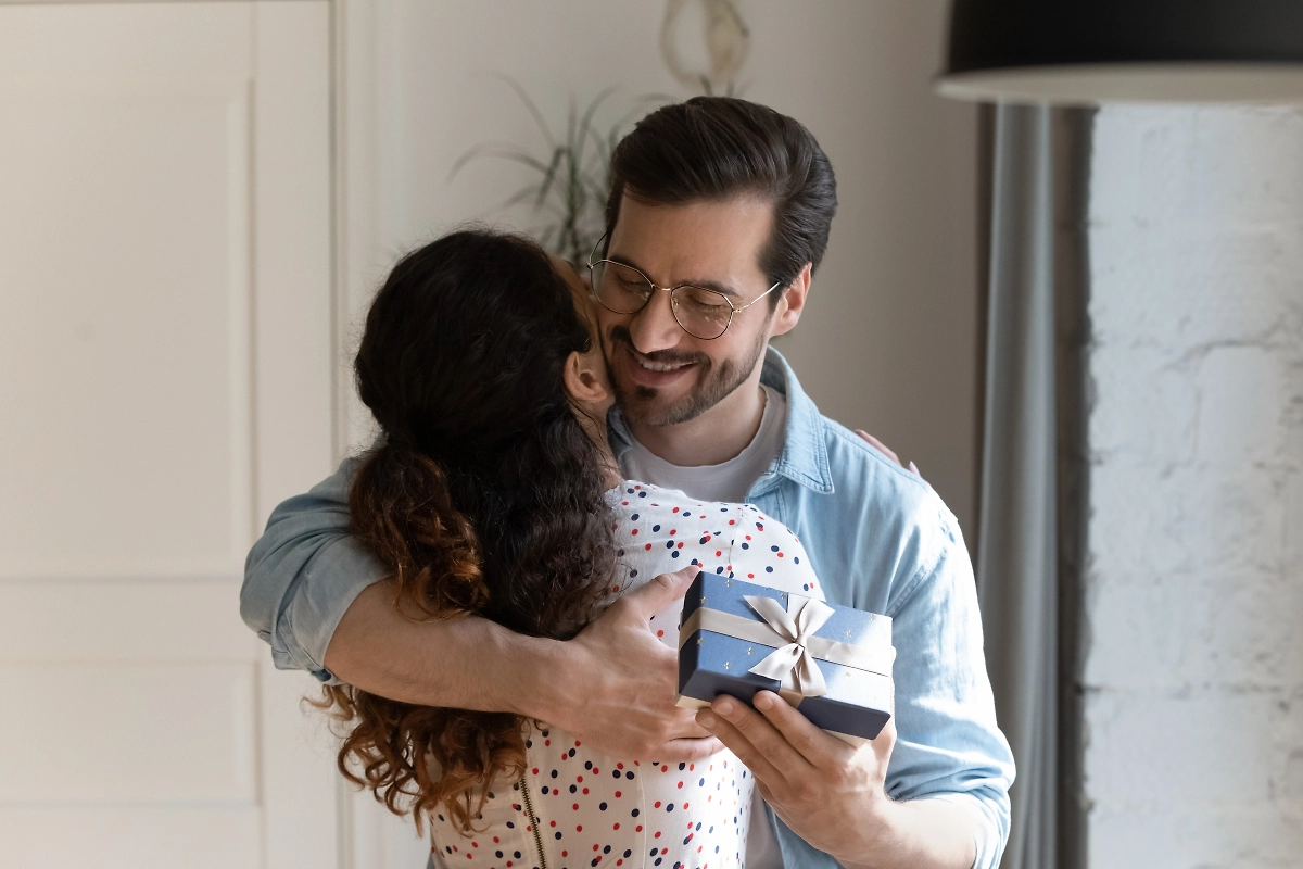 Как сохранить отношения надолго? Что говорит по этому поводу психология? Что усиливает любовь? Фото © Shutterstock / FOTODOM / fizkes