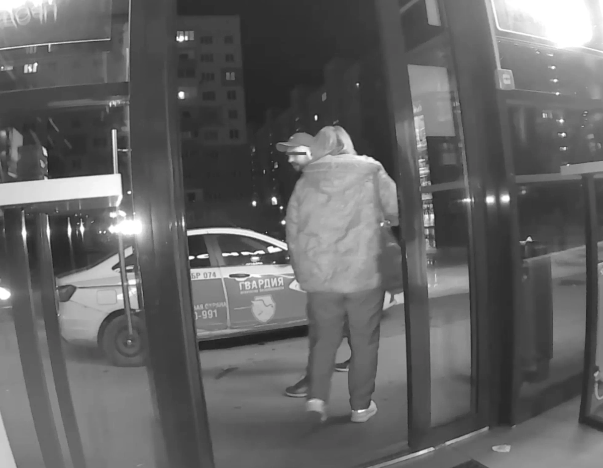 Мать и сын, которого выгнали из бара. Фото  © VK / АБ Гвардия