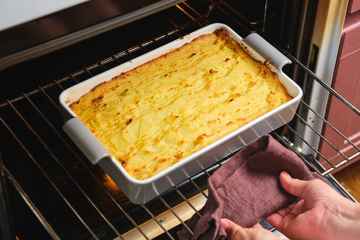 Целый картофель будет запекаться около 15 минут, а кубиками — около 10. Фото © Shutterstock / FOTODOM / Stock_photografer