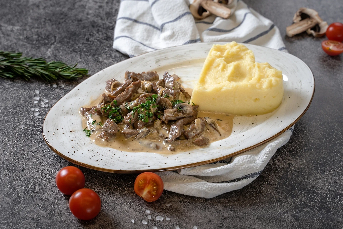 Настоящий советский бефстроганов. Рецепт, который вы искали. Обложка © Shutterstock / FOTODOM / VeraP