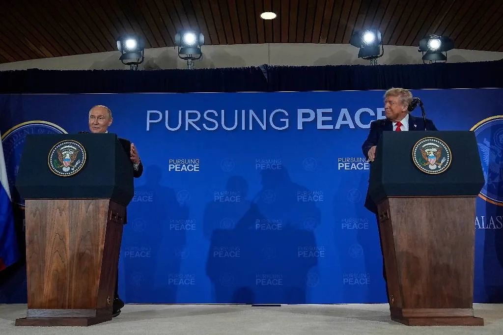 Владимир Путин и Дональд Трамп на Аляске. Обложка © ТАСС / AP / Julia Demaree Nikhinson