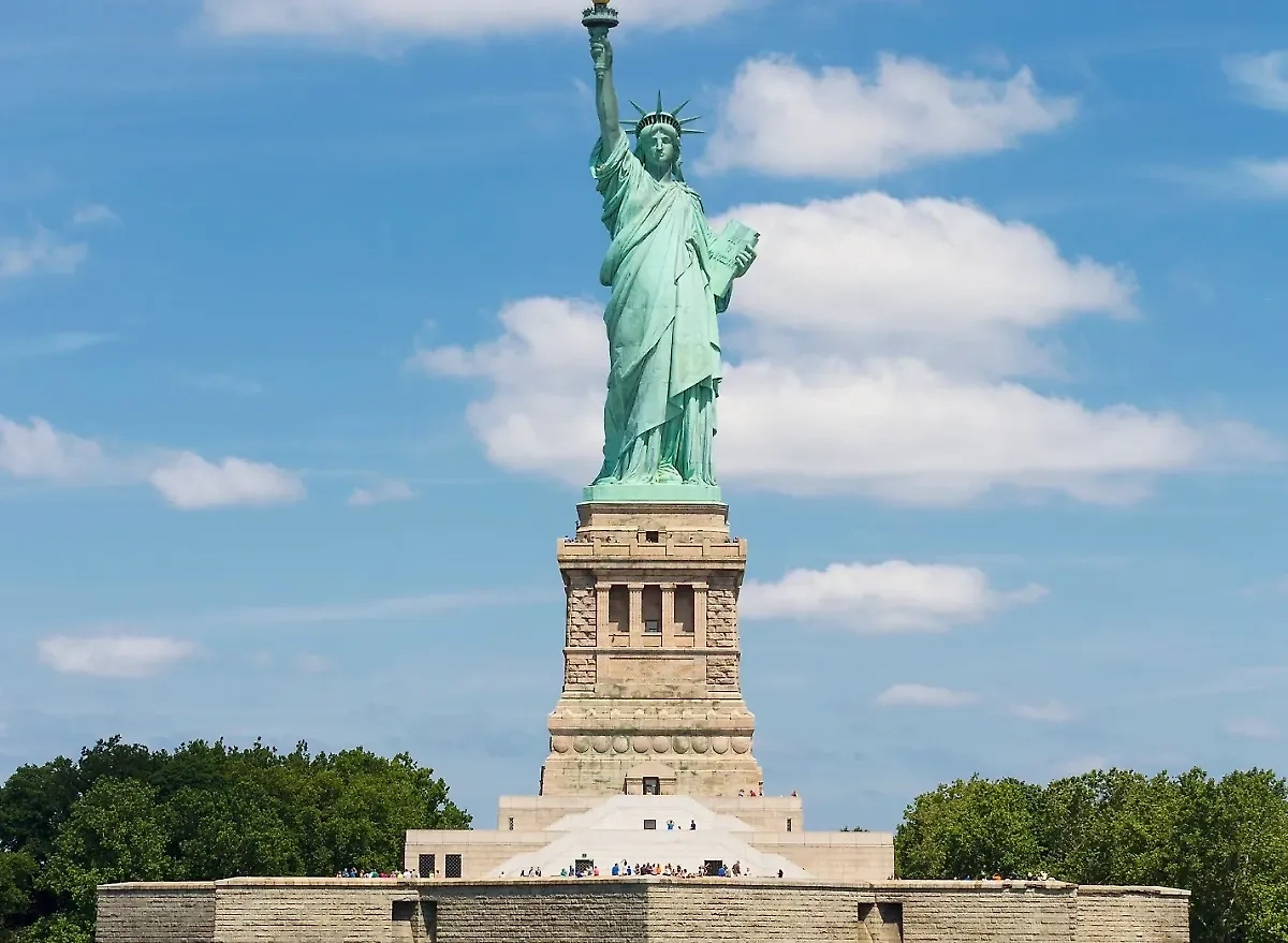 Статуя Свободы. Обложка © freepik / vwalakte