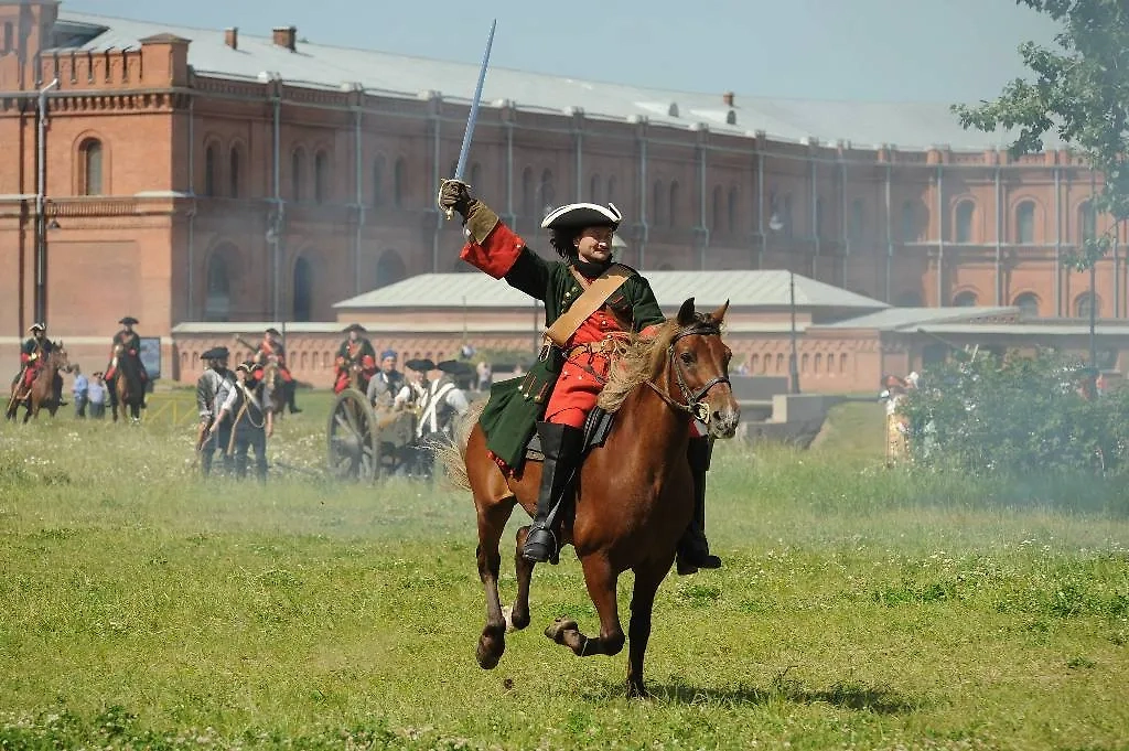 Участник реконструкции Полтавской битвы, изображающий русского царя Петра I, на территории Петропавловской крепости. Обложка © ИТАР-ТАСС/ Руслан Шамуков
