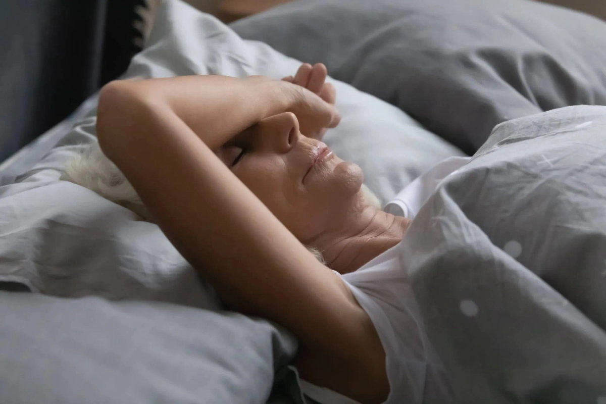 Главные женские половые гормоны — эстроген и прогестерон. Они начинают плохо себя вести после 45 лет. Фото © Shutterstock / FOTODOM / fizkes