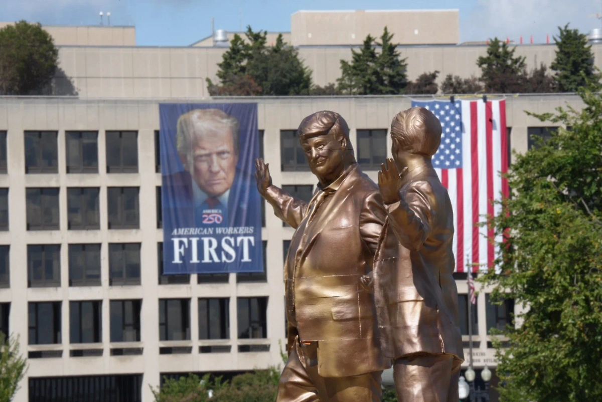 Статуя Трампа и Эпштейна на Капитолийском холме. Обложка © X / PenguinSix