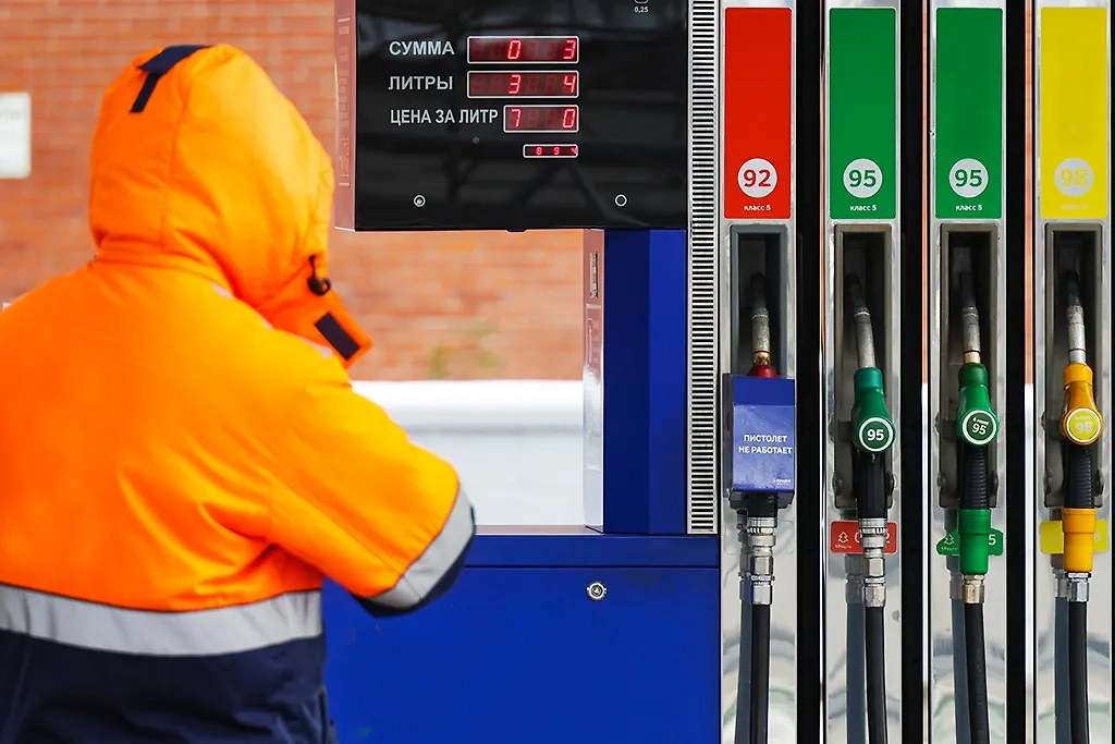 Экономисты рассказали, как снижение цен на нефть отразится на стоимости бензина. Обложка © ТАСС / Кирилл Кухмарь