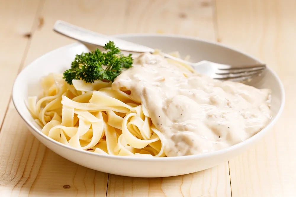 Сметанный соус для макарон — рецепт. Фото © Shutterstock / FOTODOM / SherSor