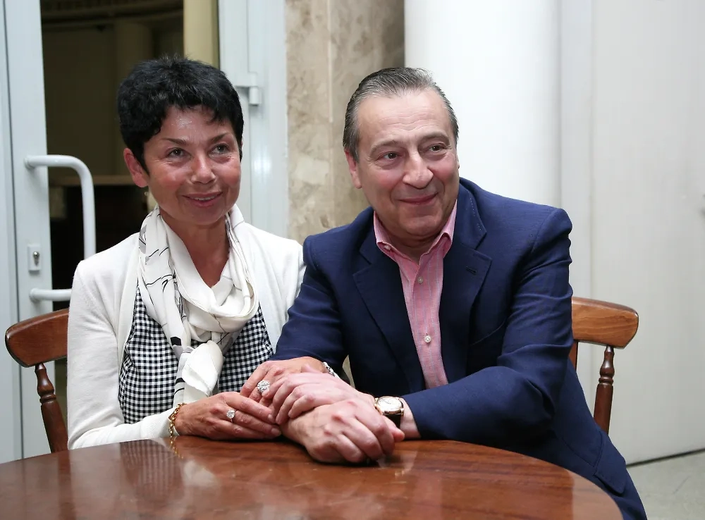 Узелок в дорогу. Пока Хазанов клялся, что никуда не уедет, его жена тайком продавала их общий дом