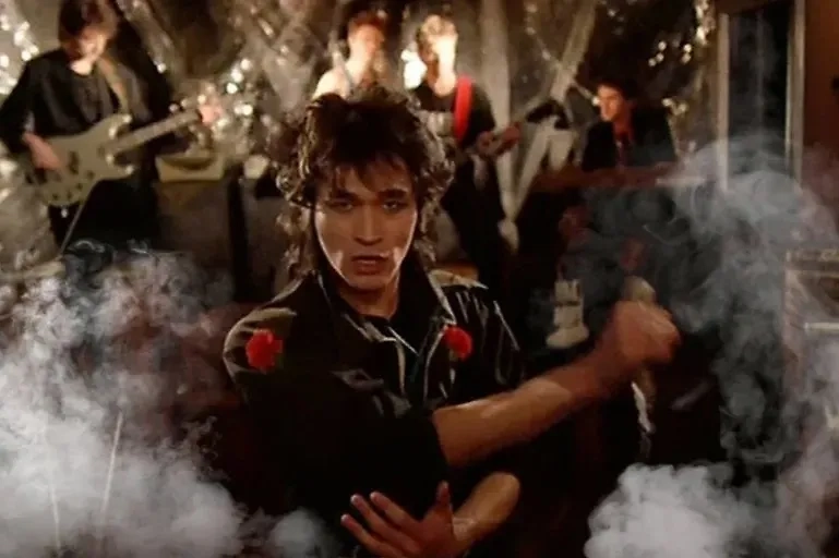 Виктор Цой и рок-музыка из фильма «Асса»: гимн перестройки. Фото © «Асса», режиссёр Сергей Соловьёв, сценаристы Сергей Ливнев, Сергей Соловьёв, Натан Эйдельман / Kinopoisk 