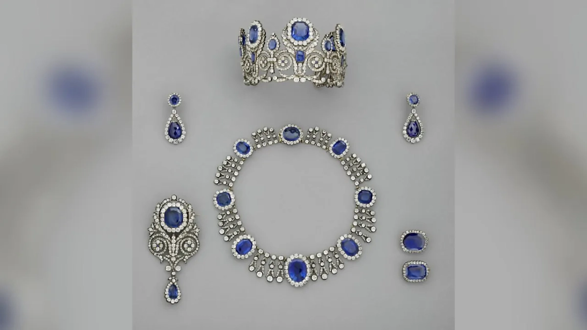 Сапфир, тиара, ожерелье и серьги. Фото © Louvre