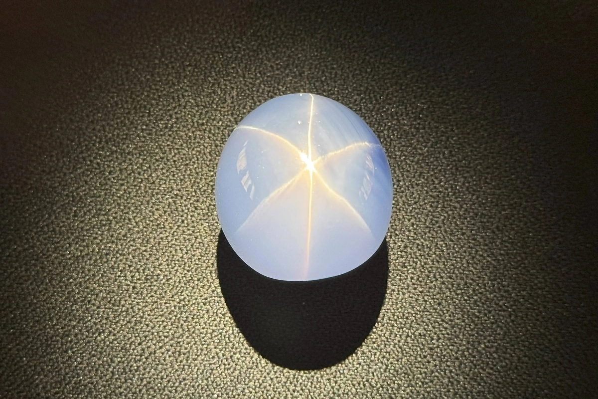 В 1964 году сёрферы похитили несколько по-настоящему дорогих вещей из Американского музея естественной истории. Сапфир «Звезда Индии». Фото © Wikipedia / Vicpeters