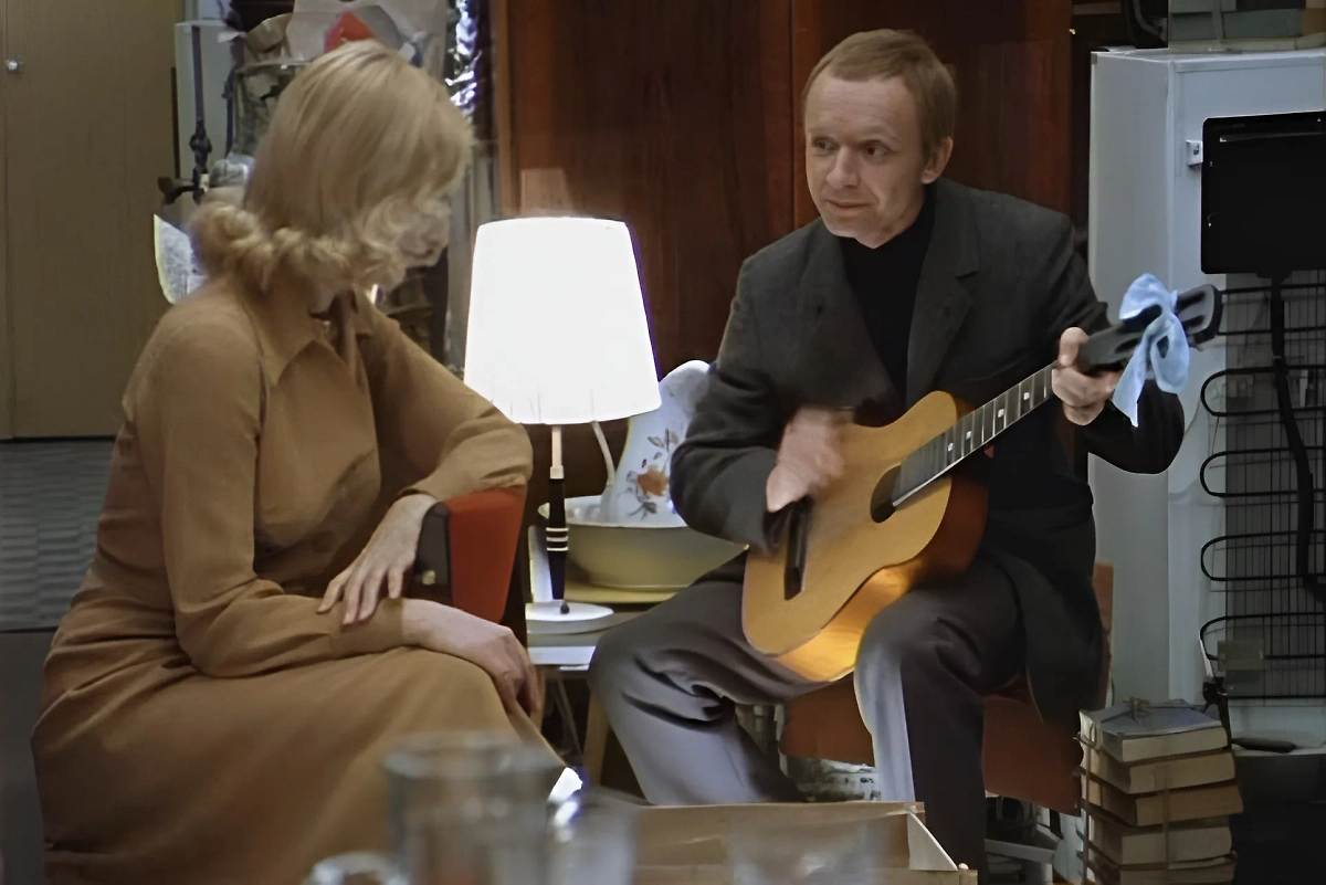 Песни из «Иронии судьбы»: как Таривердиев превратил комедию в мюзикл. Фото © «Ирония судьбы, или С лёгким паром», режиссёр Эльдар Рязанов, сценаристы Эмиль Брагинский, Эльдар Рязанов / Kinopoisk