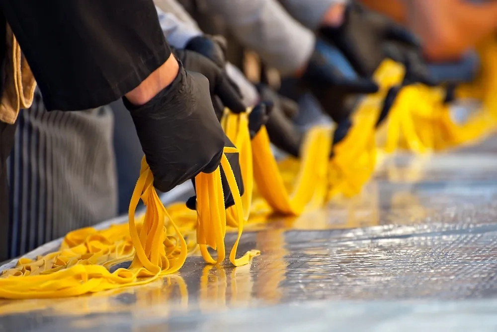 Самая большая порция пасты в мире — кто приготовил. Фото © Shutterstock / FOTODOM / Ivan Kovbasniuk