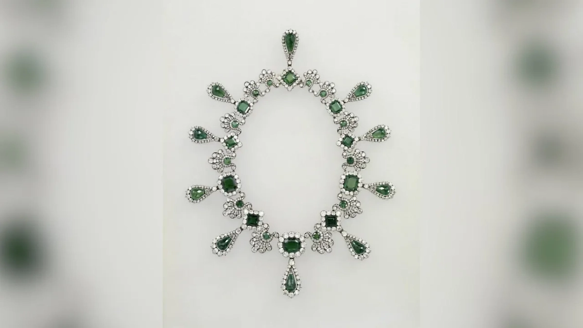 Части подарочного набора на изумрудную свадьбу Наполеона. Фото © Louvre