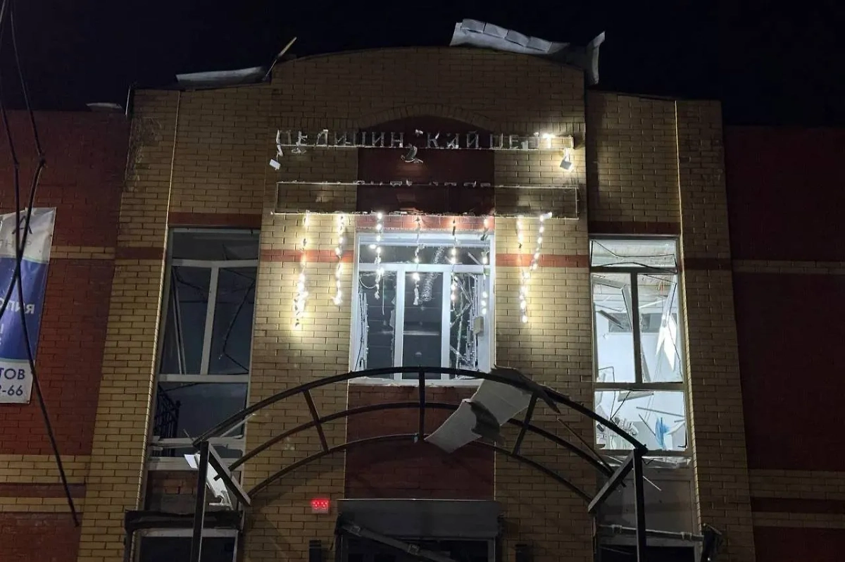 Медицинский центр повреждён в результате инцидента с БПЛА в Батайске. Обложка © Telegram / Юрий Слюсарь