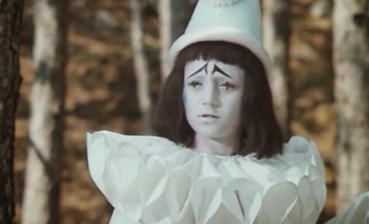 Роль Пьеро исполнил Роман Столкарц. Фото © Кадр из фильма «Приключения Буратино», режиссёр Леонид Нечаев, сценаристы Инна Веткина, Алексей Толстой / Kinopoisk