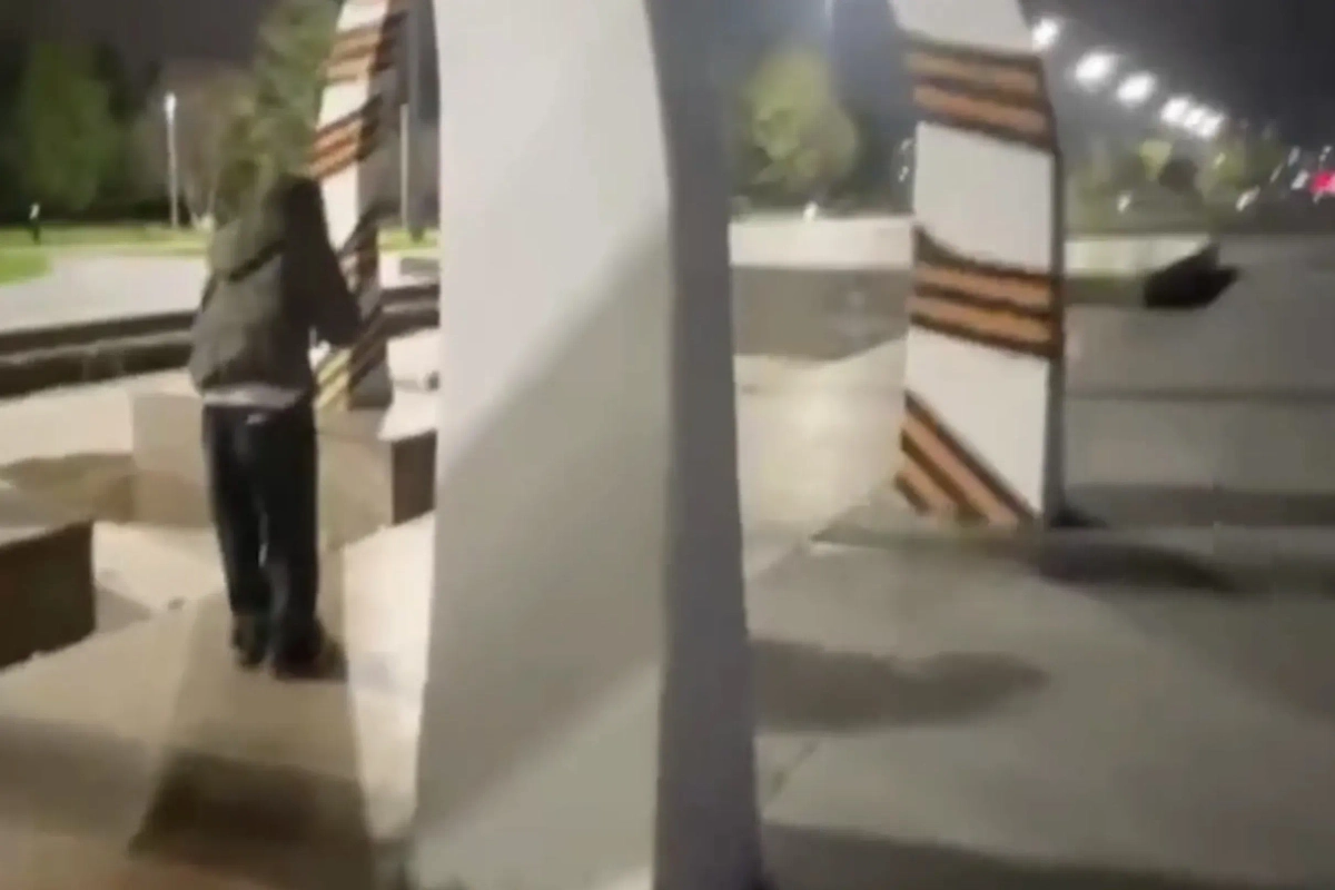 За 500 рублей на стриме подростки осквернили символы Победы в Набережных Челнах. Обложка © Telegram / Екатерина Мизулина