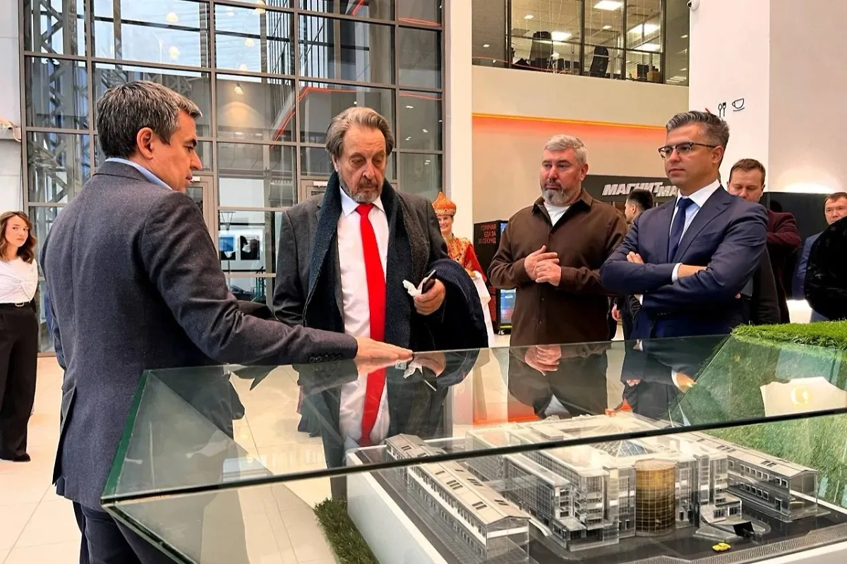 Эррол Маск оценил развитие IT-сферы Татарстана во время визита в Казань. Обложка © Telegram / ИТ-парк им.Башира Рамеева