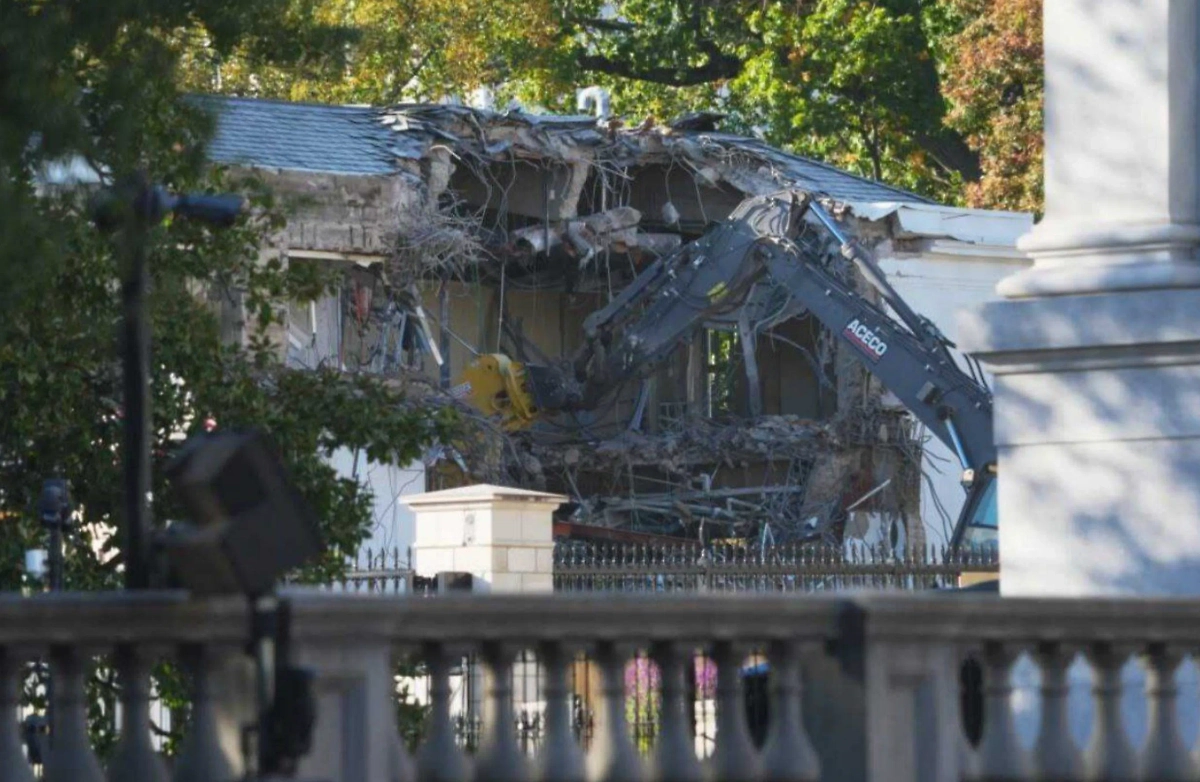 В Вашингтоне начался снос части восточного крыла Белого дома. Фото © Х / @HugonetX