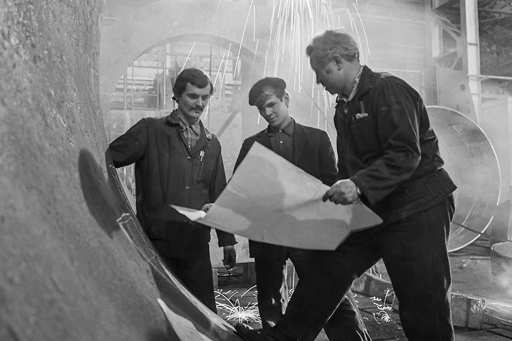 Таким образом, коммуняки отобрали у воскресенья его сакральный смысл, и теперь можно хоть всю неделю сидеть в душной каморке ПВЗ по 15 часов. Фото © ТАСС / Эдуард Котляков