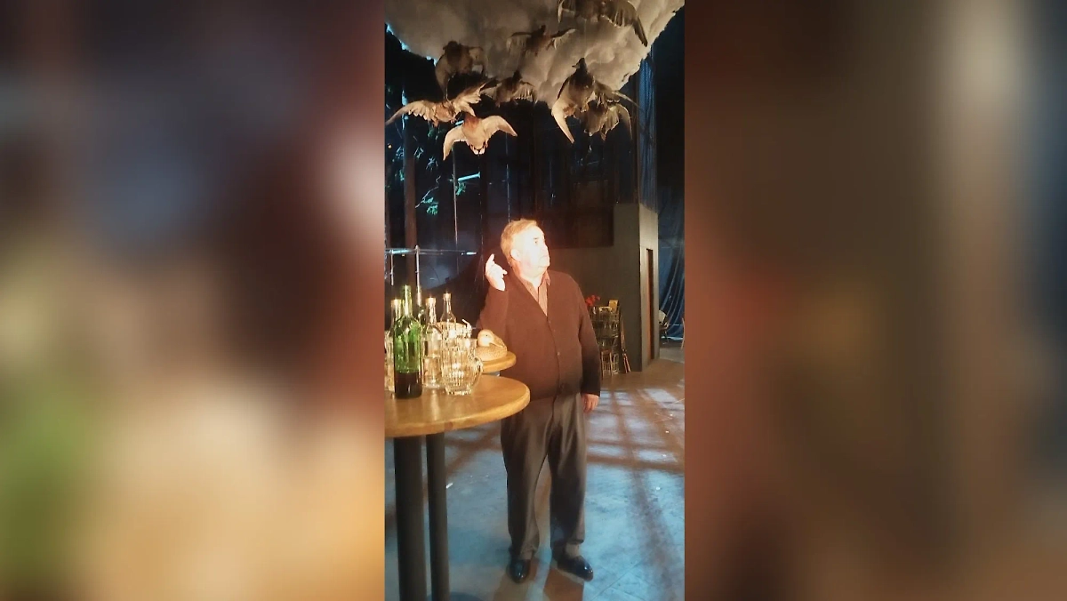 На сцене Большого драматического театра в Петербурге задымилась декорация. Фото © VK / Олег Плотников