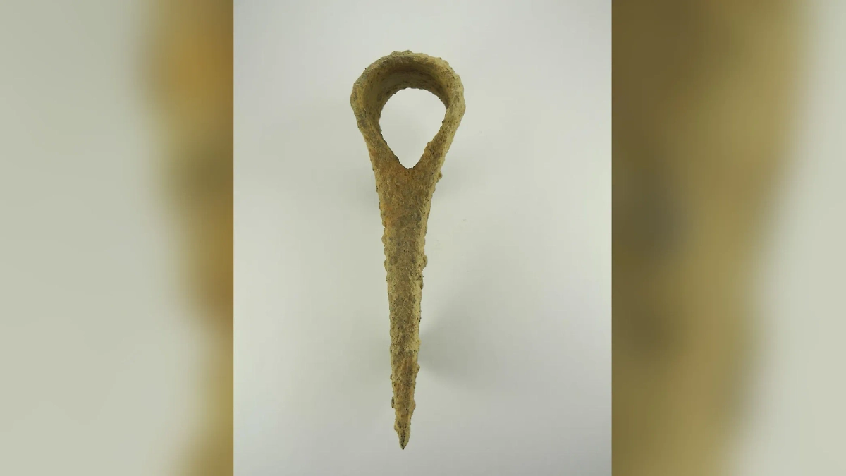 В Ростове Великом археологи нашли уникальный мерянский топор X века. Фото © Telegram / Ростовский Кремль