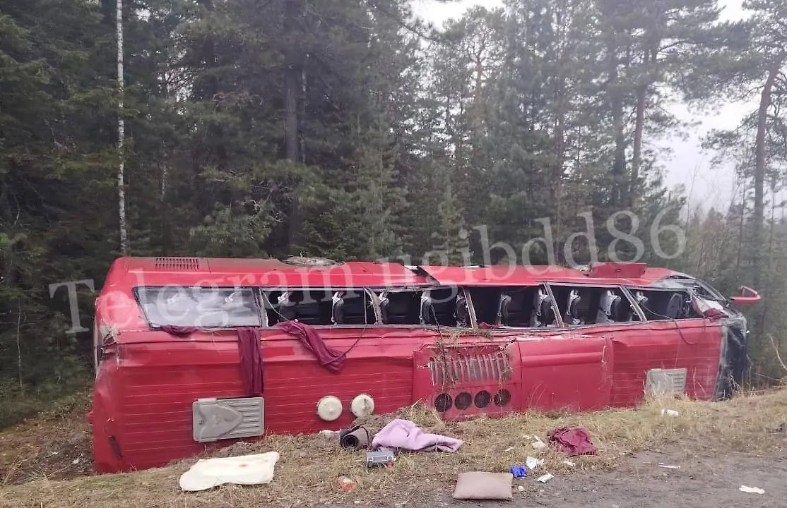 В Югре автобус опрокинулся в кювет, два человека погибли, девять пострадали. Фото © Telegram / Госавтоинспекция Югры