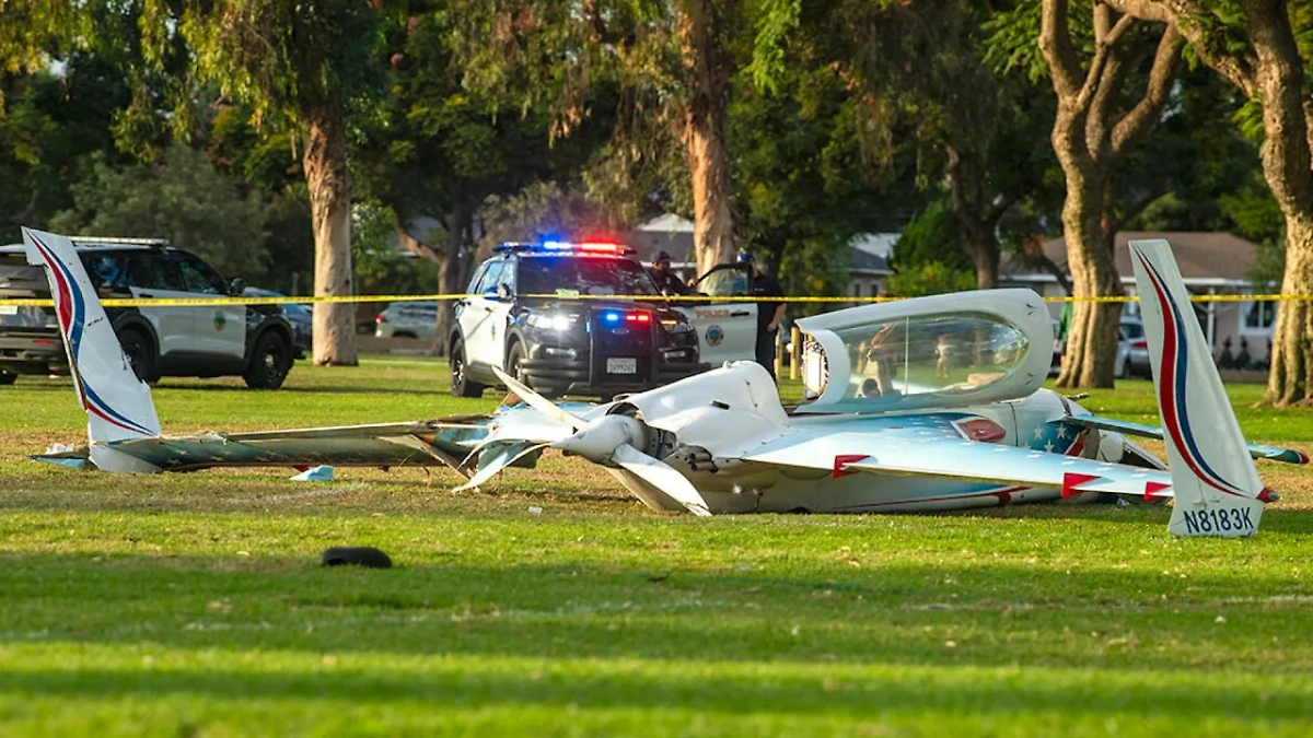 В Калифорнии при экстренной посадке самолёта пострадали два человека. Обложка © Facebook (признан экстремистской организацией и запрещён на территории Российской Федерации) / Long Beach Post