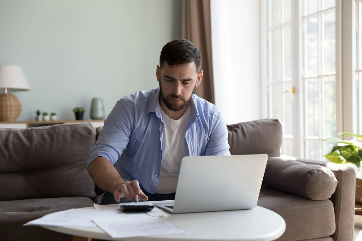 Экономисты рассказали, стоит ли гасить кредит досрочно в период цикла на снижение ключевой ставки. Обложка © Shutterstock / FOTODOM / fizkes