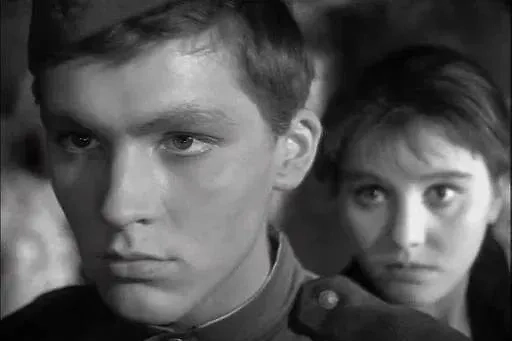 «Балладу о солдате» сняли «по горячим следам» в 1949 году, тогда фронтовики как раз наблюдали, как подрастает новое, непуганое поколение. Фото © Кадр из фильма «Баллада о солдате», режиссёр Григорий Чухрай  / Kinopoisk