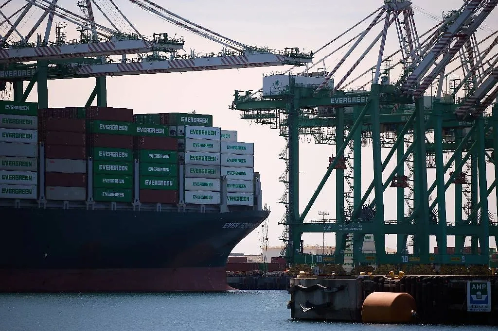 Обложка © EPA/ALLISON DINNER