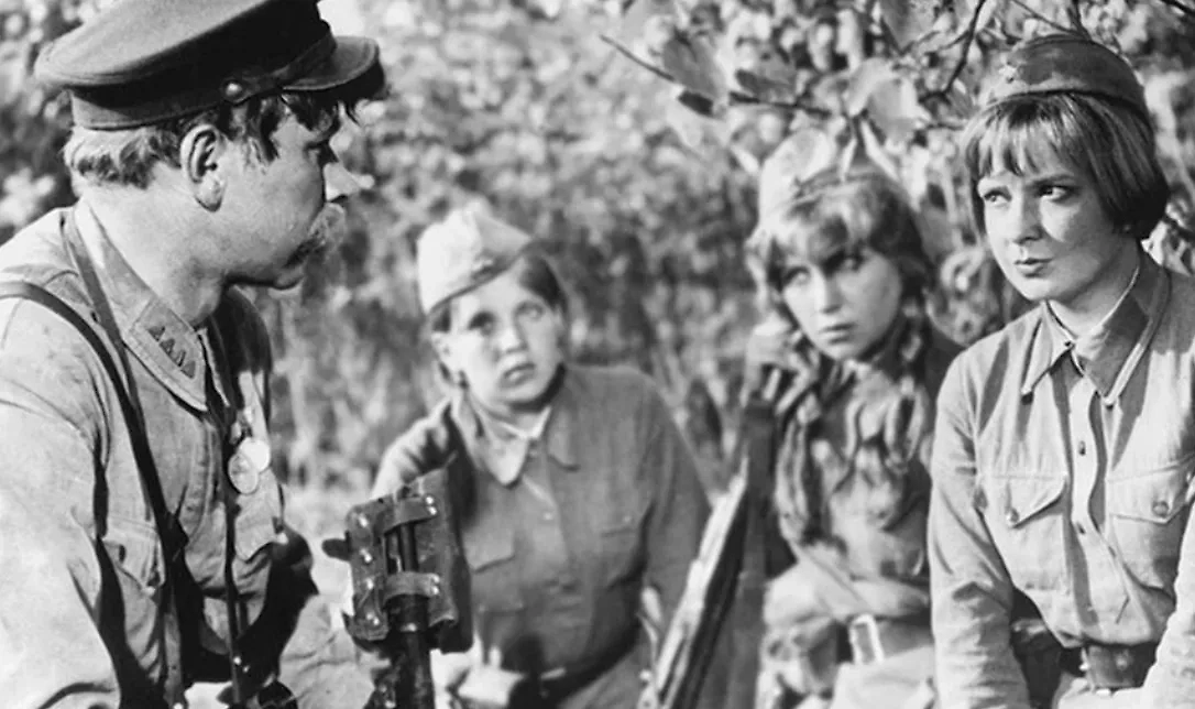 Фильмы СССР, которые заставят плакать: подборка с печальными финалами. Кадр из фильма «... А зори здесь тихие», режиссёр Станислав Ростоцкий, сценаристы  Станислав Ростоцкий, Борис Васильев / Kinopoisk