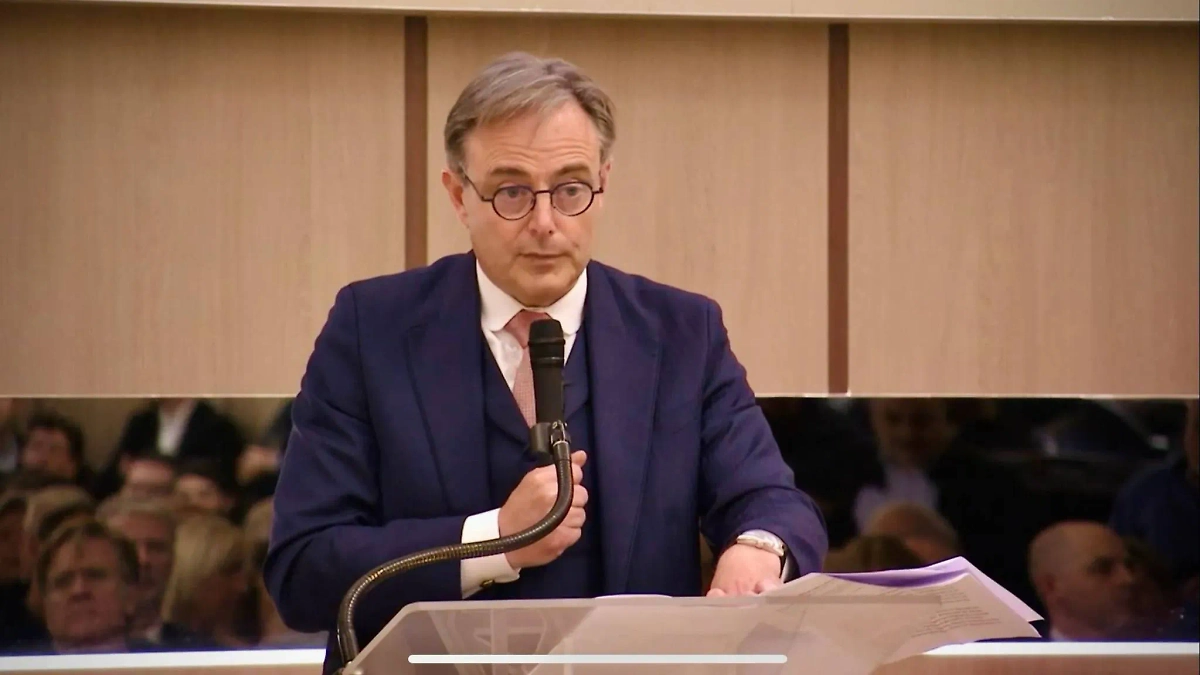 Обложка © Х / Bart_DeWever