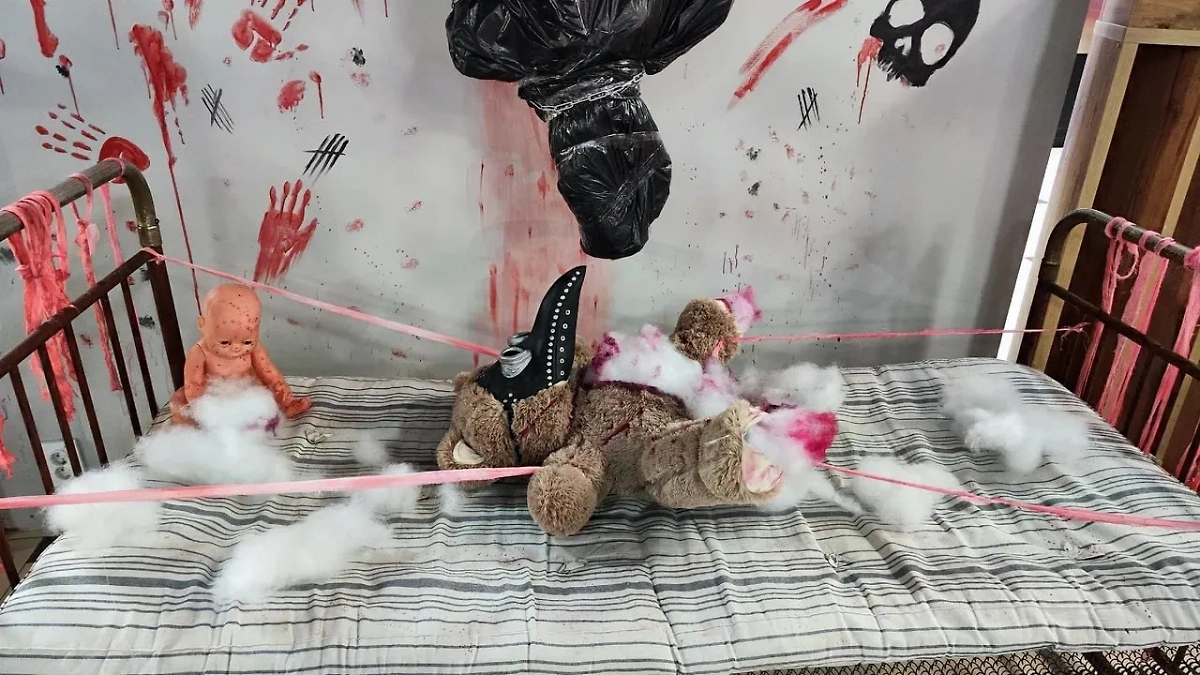 Жуткими инсталяциями для детей на Хеллоуин украсили ТЦ в Абакане. Фото © Telegram / Mamazanuda