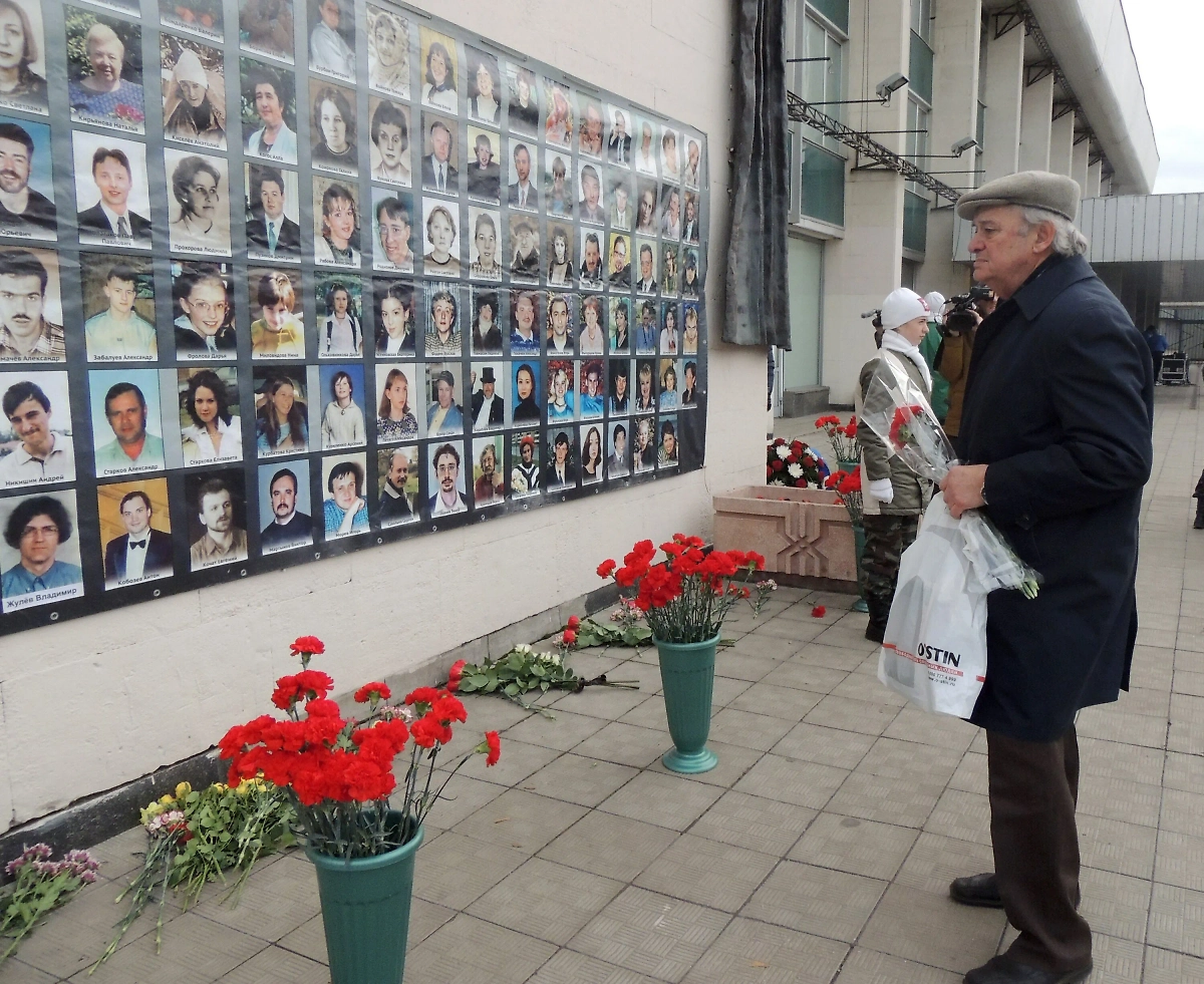 Памятная доска, посвященная жертвам теракта в Театральном центре на Дубровке в 2002 г. во время мюзикла «Норд-Ост». Обложка © Агентство «Москва»