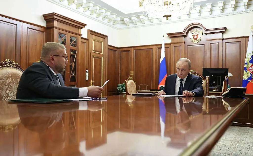 Глава РФ Владимир Путин с руководителем Федеральной таможенной службы Валерием Пикалёвым. Обложка © kremlin.ru