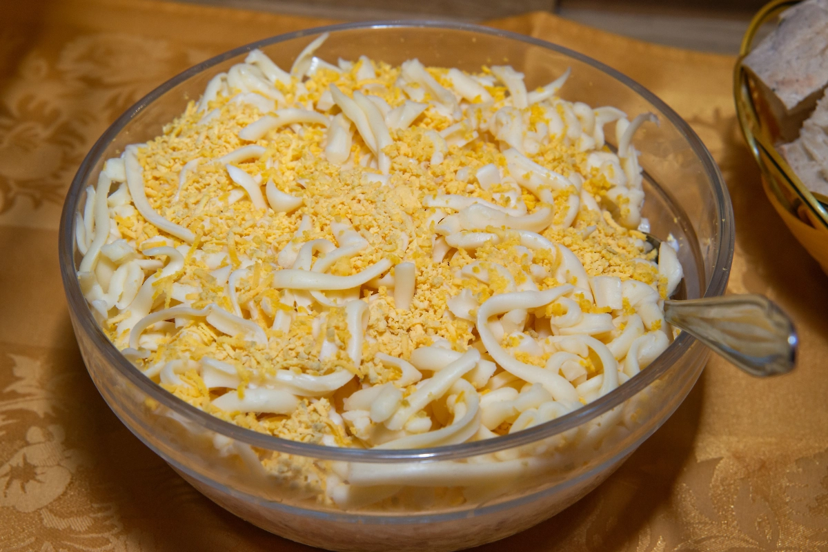 Салат мимоза — классический рецепт. Фото © Shutterstock / FOTODOM / Nenad Nedomacki