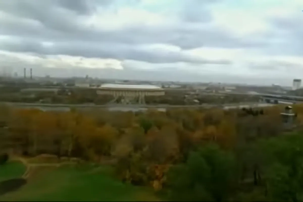 Киноляпы из сериала «Бригада», которые перед носом зрителей были 20 лет. Фото © Кадр из сериала «Бригада», режиссёр Алексей Сидоров, сценаристы Игорь Порублев и др. / YouTube / MilanKa