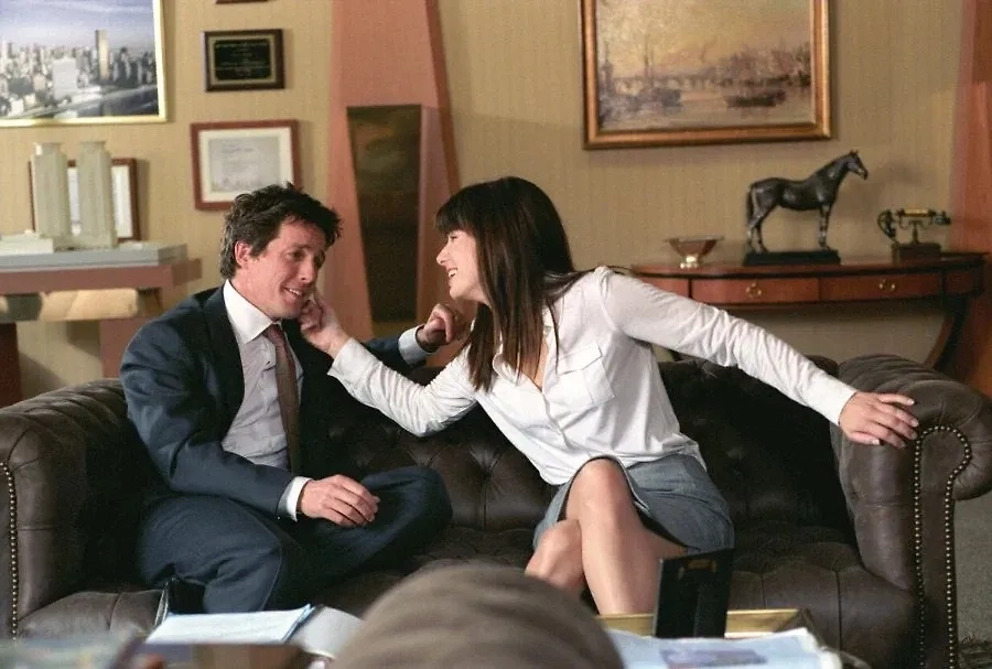 Ромкомы игнорируют одиночество и неудачи. В итоге у людей часто падает самооценка, когда они одиноки. Фото © Кадр из фильма «Любовь с уведомлением», режиссёр Марк Лоуренс, сценарист Марк Лоуренс / Kinopoisk