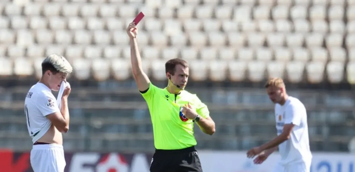 Футбольный судья Игорь Захаров. Обложка © fc-chayka.ru