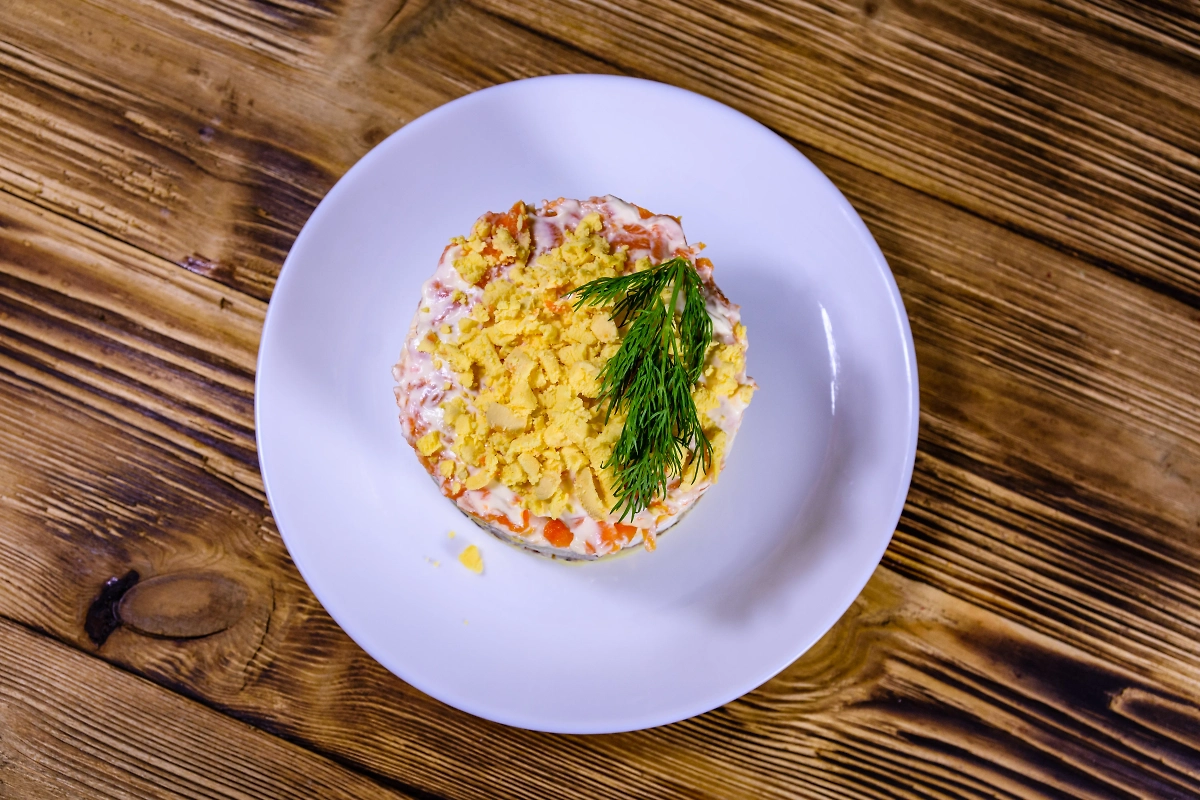 Порционный салат мимоза на праздничный стол. Фото © Shutterstock / FOTODOM / Ihor Bondarenko