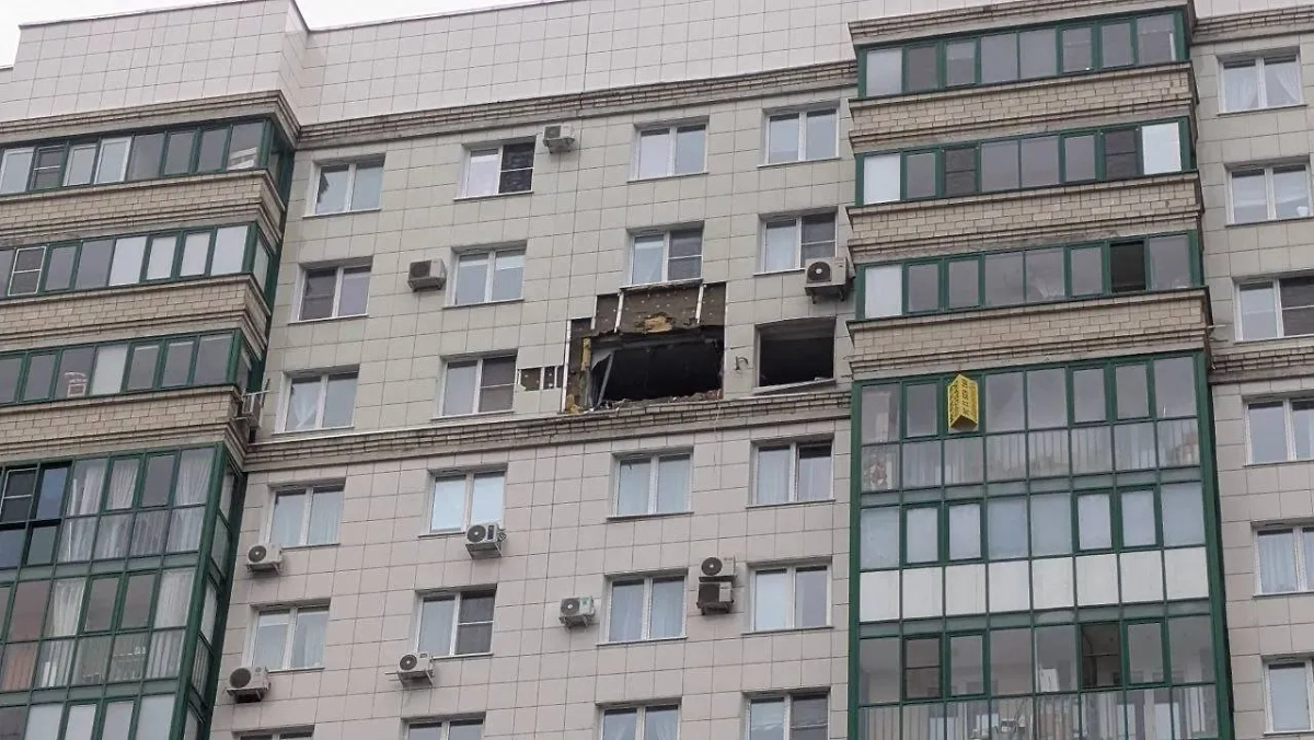 Последствия атаки БПЛА на многоэтажку в Красногорске сняли на видео. Обложка © Life.ru