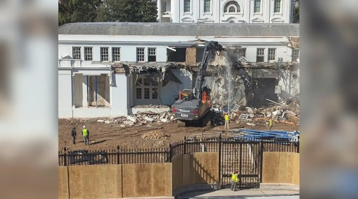 Снос части Белого дома для возведения нового бального зала. Обложка © Х / HugonetX