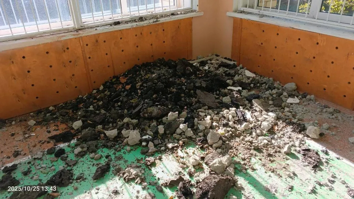 В Херсонской области мина ВСУ пробила крышу школы. Обложка © Telegram / Павел Филипчук Глава округа
