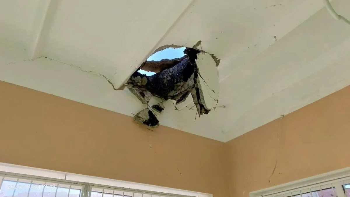 В Херсонской области мина ВСУ пробила крышу школы. Обложка © Telegram / Павел Филипчук Глава округа