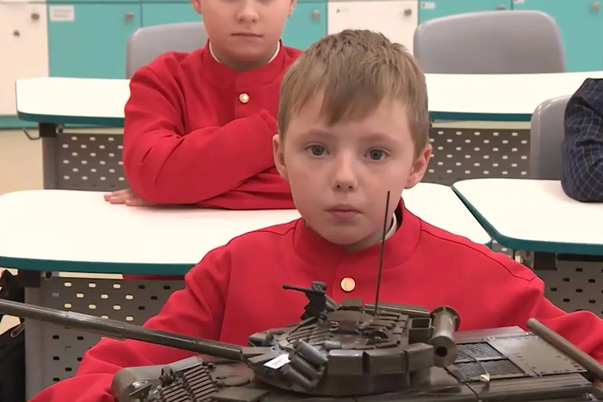 Платон с танком от папы. Обложка © телеканал «Санкт-Петербург»