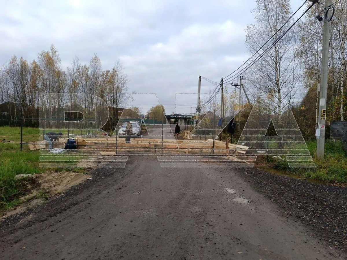 Жители подмосковного села оказались в ловушке из-за дома на дороге. Фото © Telegram / Baza