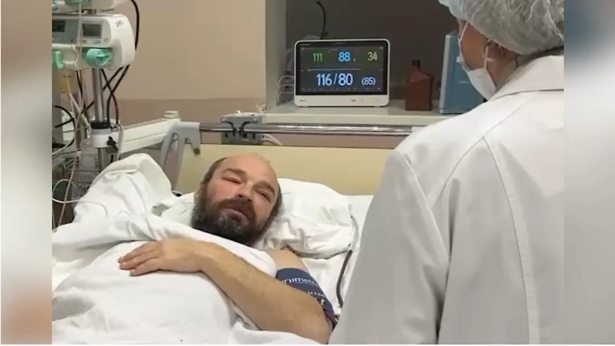 Михаил Пичугин в больнице после спасения. Обложка © Telegram / SHOT